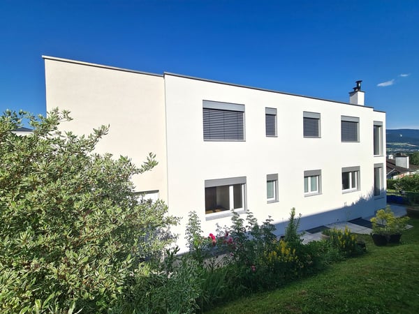 Très jolie et spacieuse villa idéalement bien située comprenant 3 appartements 4