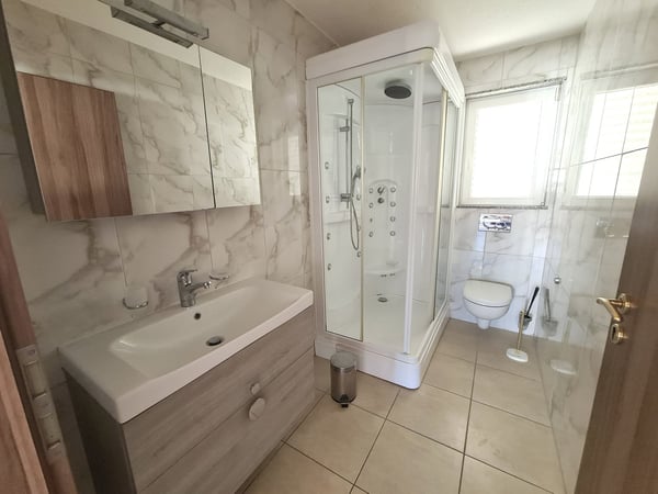 Très jolie et spacieuse villa idéalement bien située comprenant 3 appartements 19