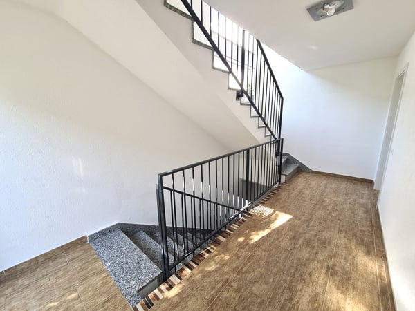 Très jolie et spacieuse villa idéalement bien située comprenant 3 appartements 22