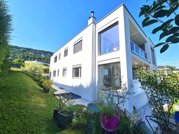 Très jolie et spacieuse villa idéalement bien située comprenant 3 appartements 1