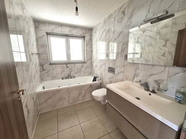 Très jolie et spacieuse villa idéalement bien située comprenant 3 appartements 17