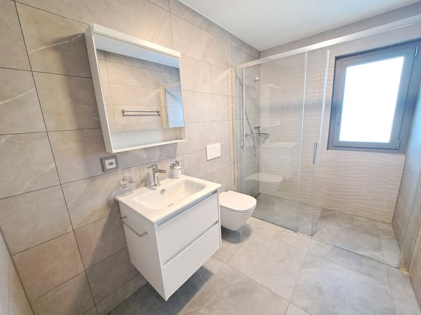 A louer magnifique appart. de 2,5 pièces dans immeuble comme neuf avec place de parc dans le garage 7