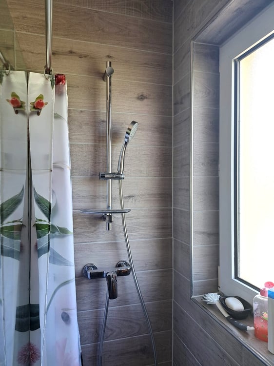 A louer charmant appartement de 3,5 pièces au rez-de-chaussée d'un petit immeuble 8