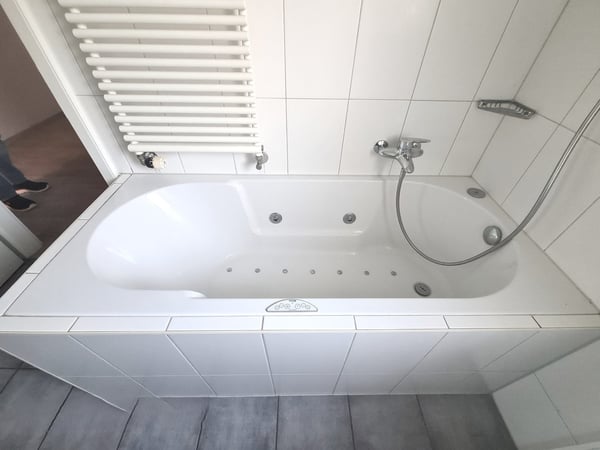 Jolie villa idéalement bien située et au calme avec un bon dégagement 34