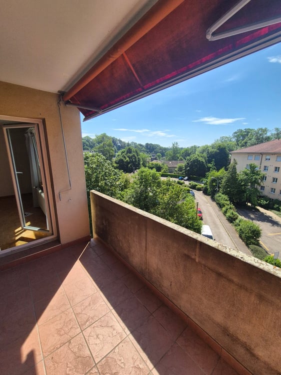 Charmant 2,5 pièces lumineux avec balcon – dernier étage au bord de l’Areuse 1