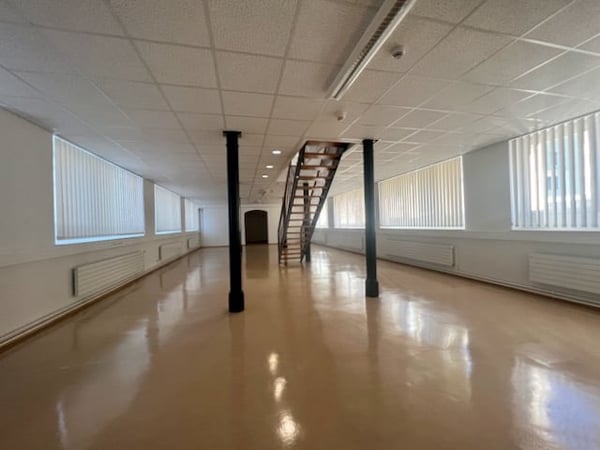 A vendre ! Très bel Immeuble mixte, avec 14 garages et 18 places de parc 9