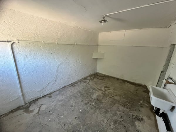 Dépôt au Locle avec place de parking incluse 2