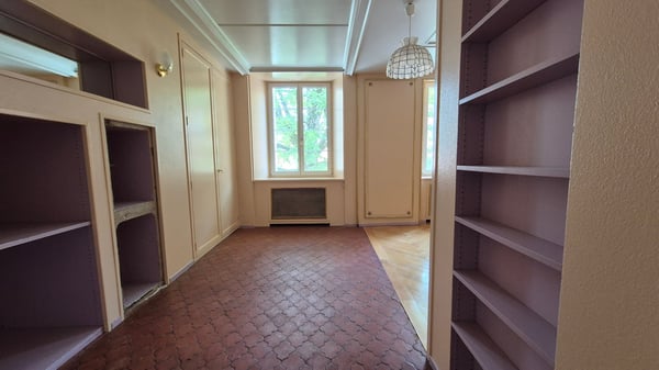 Grand 1.5 pièces avec cachet situé en centre-ville. 13