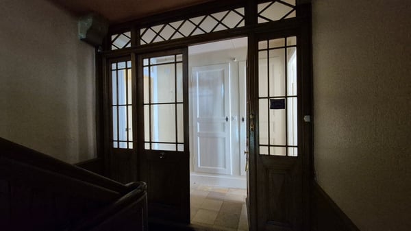 Grand 1.5 pièces avec cachet situé en centre-ville. 18