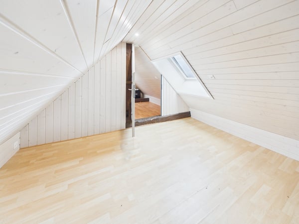 Charmant appartement en attique de 3,5 pièces à Colombier NE 9