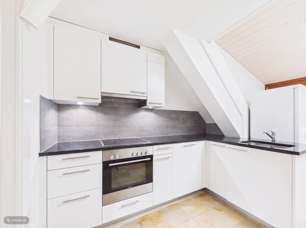 Charmant appartement en attique de 3,5 pièces à Colombier NE 4