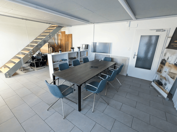 Bureau lumineux avec salle de conférence et cuisine 6