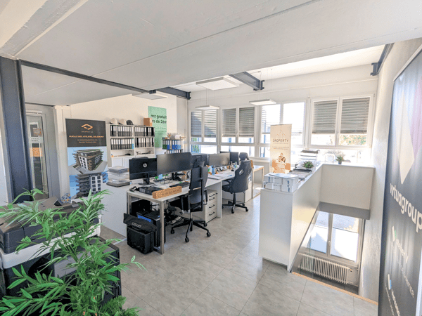 Bureau lumineux avec salle de conférence et cuisine 1