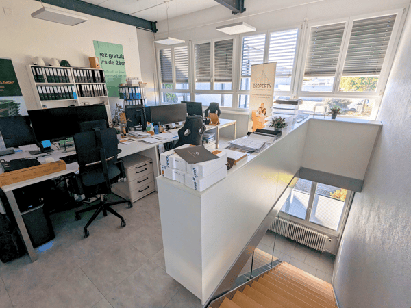Bureau lumineux avec salle de conférence et cuisine 4