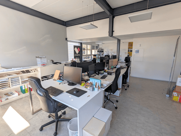 Bureau lumineux avec salle de conférence et cuisine 8