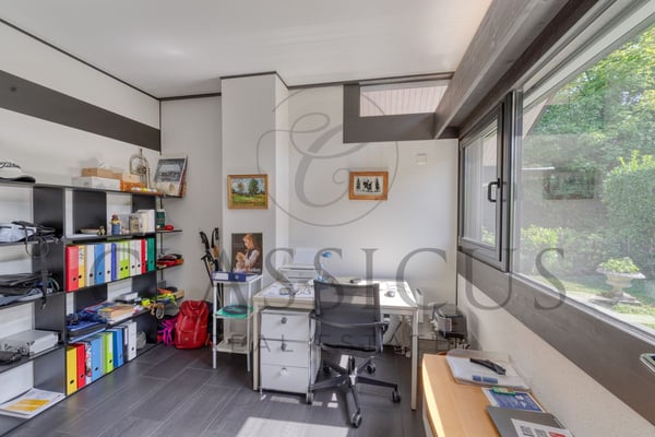 Villa lumineuse et moderne avec jardin arboré, à lisière du Golf de Genève 7