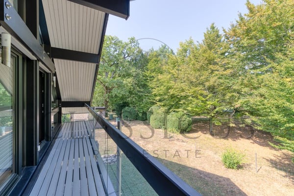 Villa lumineuse et moderne avec jardin arboré, à lisière du Golf de Genève 8