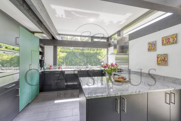 Villa lumineuse et moderne avec jardin arboré, à lisière du Golf de Genève 4