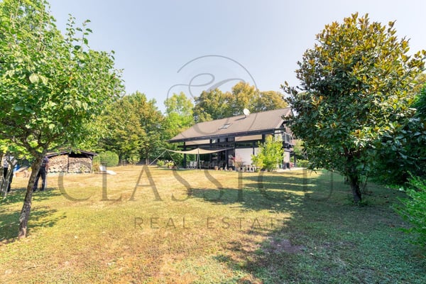 Villa lumineuse et moderne avec jardin arboré, à lisière du Golf de Genève 1