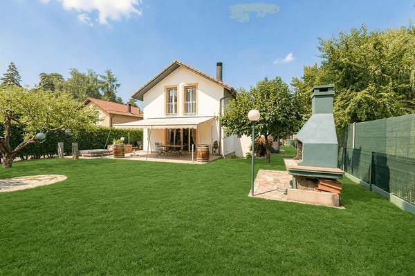 Villa familiale avec jardin arboré dans un quartier résidentiel de Vernier 1