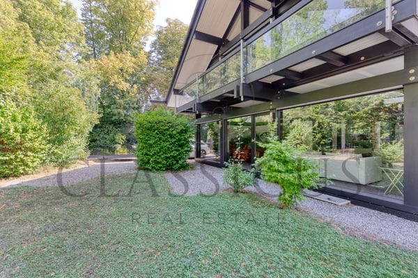 Villa lumineuse et moderne avec jardin arboré, à lisière du Golf de Genève 2