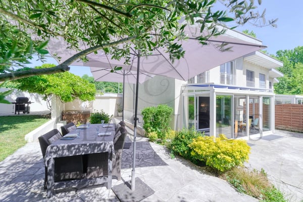 Maison familiale en pignon avec jardin privatif, véranda et 4 stationnements 2