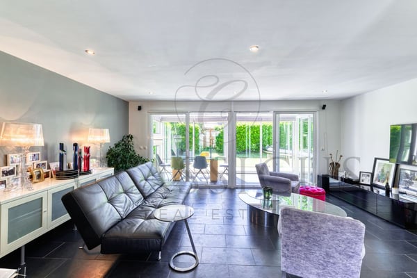 Maison familiale en pignon avec jardin privatif, véranda et 4 stationnements 3