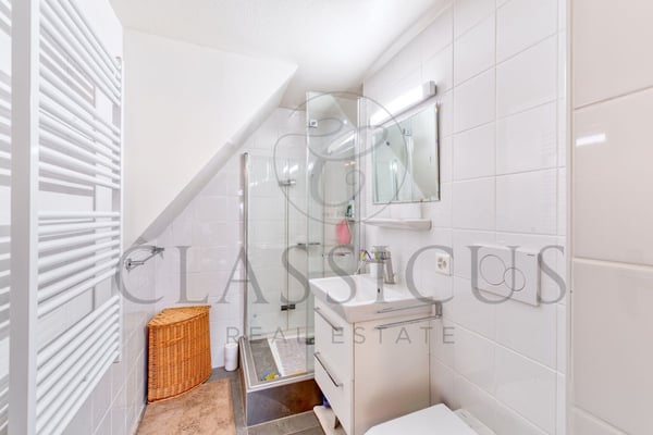 Duplex de caractère avec balcon, volumes mansardés et charme rare 9