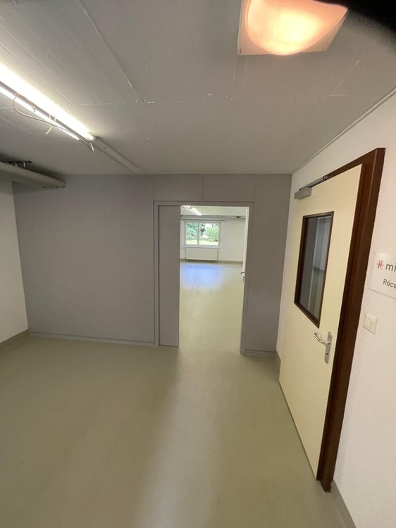 135 m² Espace commercial / Atelier lumineux à louer à Courroux 4
