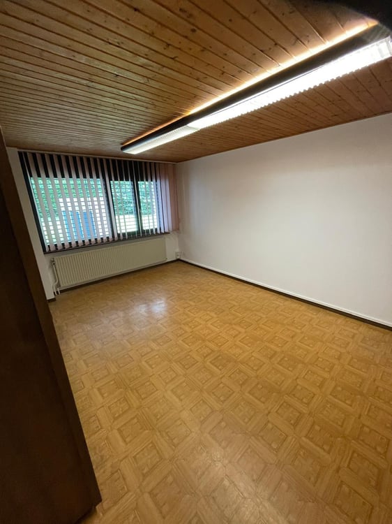 135 m² Espace commercial / Atelier lumineux à louer à Courroux 8