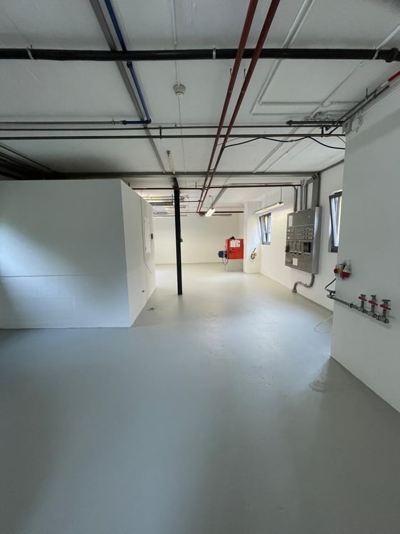 90 m² Espace commercial / Atelier à louer à Courroux 3