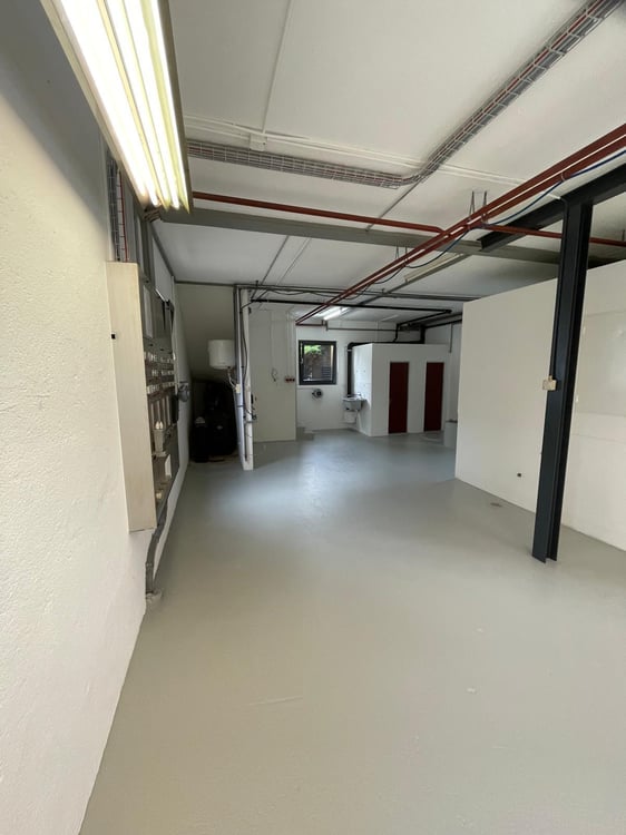 90 m² Espace commercial / Atelier à louer à Courroux 4