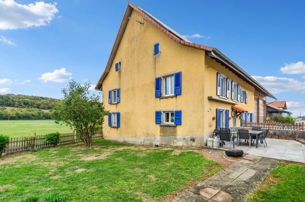 Spacieuse maison mitoyenne de 7 pièces avec espaces de travail et de stockage à Chevenez 1