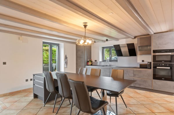 Spacieuse maison mitoyenne de 7 pièces avec espaces de travail et de stockage à Chevenez 2