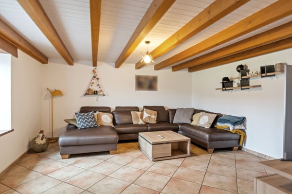 Spacieuse maison mitoyenne de 7 pièces avec espaces de travail et de stockage à Chevenez 4