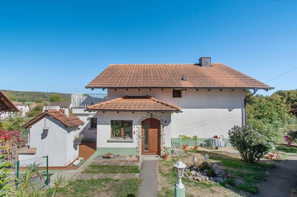 Spacieuse maison individuelle de 10 pièces à Lugnez 1