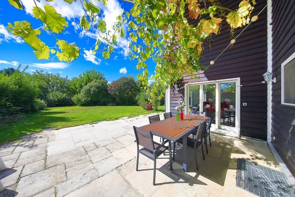 Élégante maison jumelle offrant espace et quiétude 1