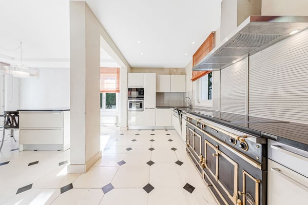 Propriété de prestige entourée de verdure à Lausanne 5