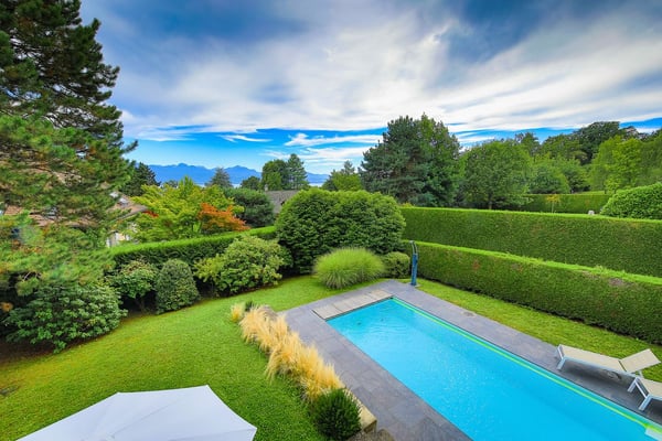 Propriété de prestige entourée de verdure à Lausanne 1