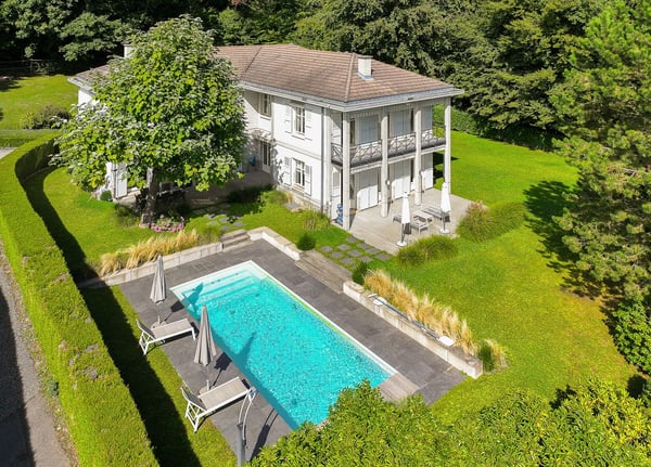 Propriété de prestige entourée de verdure à Lausanne 1