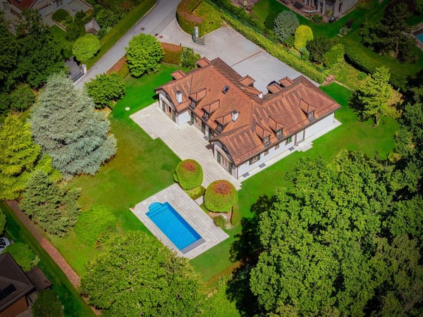 Magnifique propriété familiale avec piscine et vaste parcelle 3