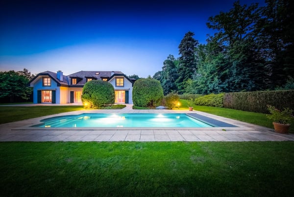 Magnifique propriété familiale avec piscine et vaste parcelle 2