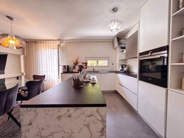Rare ! Triplex en attique rénové de 6 pces, proche centre 4