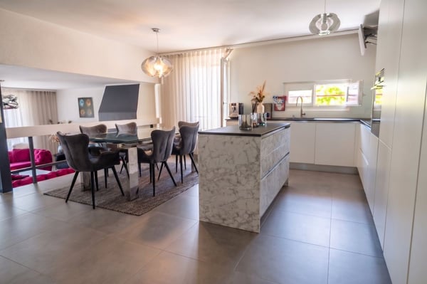 Rare ! Triplex en attique rénové de 6 pces, proche centre 3