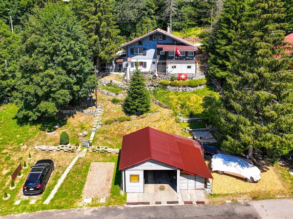 Joli Chalet à potentiel! 3