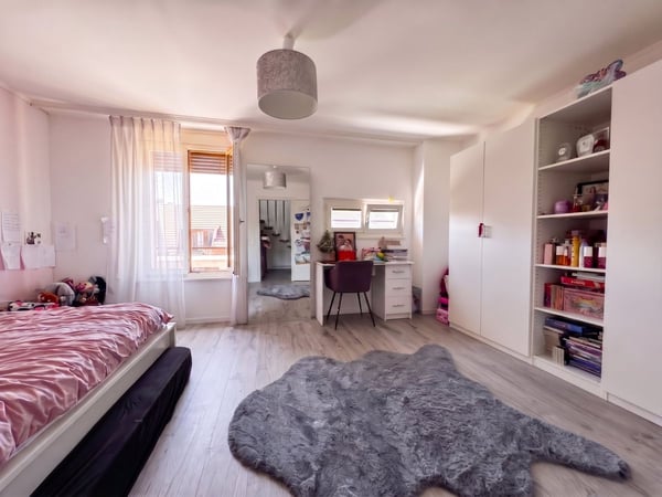 Rare ! Triplex en attique rénové de 6 pces, proche centre 10