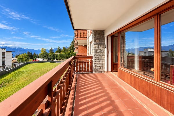 Magnifique appartement rénové, baigné de lumière avec balcon offrant une vue sur les montagnes 1
