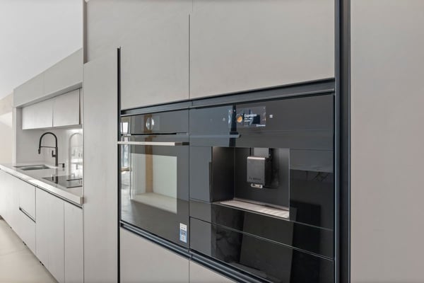 Élégance d'antan et confort moderne pour ce 1.5 pièces dans un bâtiment classé 5