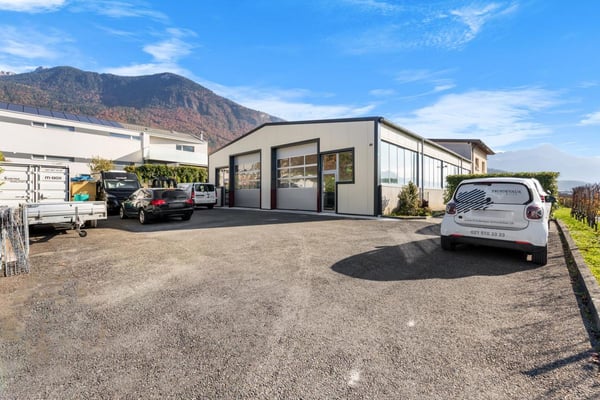 Propriété exceptionnelle en zone artisanale comprenant trois logements et un atelier 1