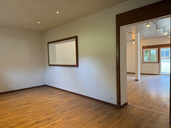 Local commercial polyvalent de 140m2 avec sous-sol et parkings 10